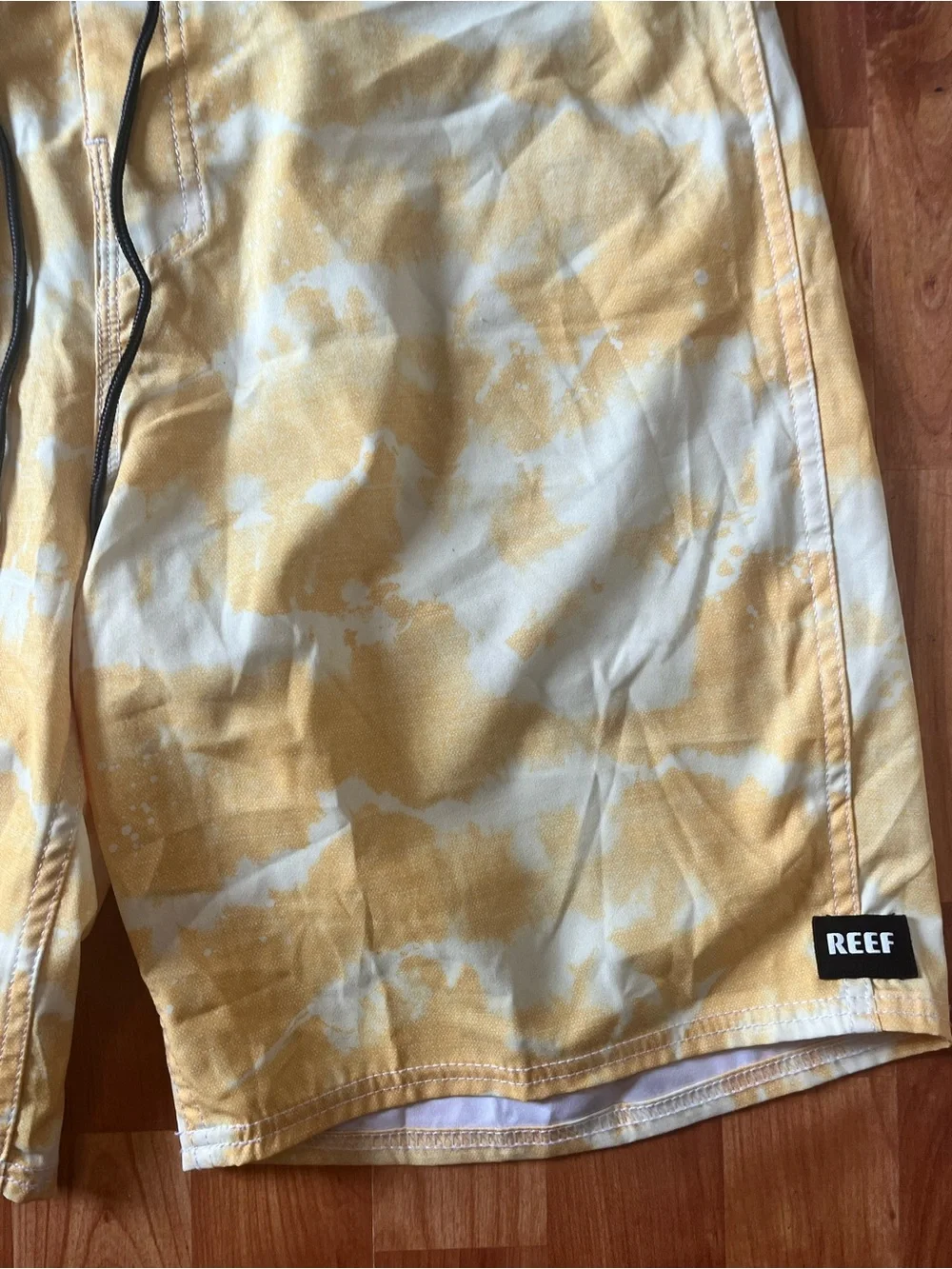 REEF Men’s Yellow & White Tie-Dye Cloud Print Board Shorts Beach Swim Size 34